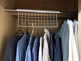 「折り曲げたワイヤーネット、クローゼットに設置すると…　入る服が『8着』増えた裏ワザ」の画像6