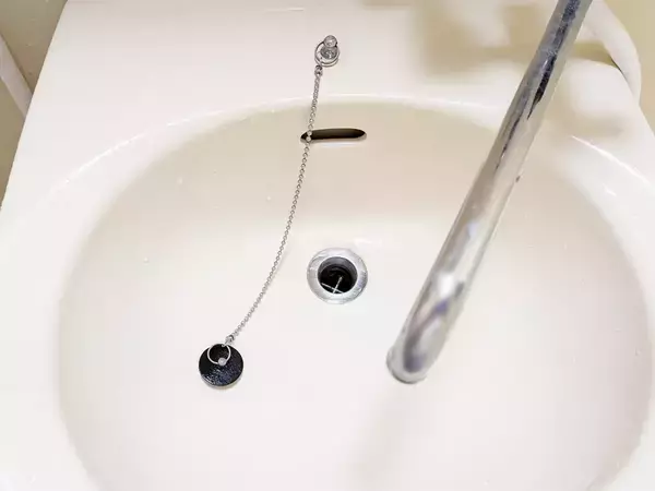 洗面器の栓、使わない時は開けておく？閉めておく？　リクシルに聞いた「正解」は…