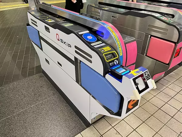 「「自動改札がどんどん強まってる」　駅で目撃された、新型改札機の姿がこちら！」の画像
