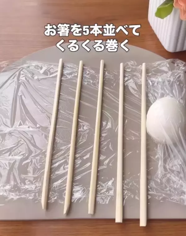 「ライスペーパーの上に『黄身』をのせて焼くと？　焼き上がりに「面白すぎ」「試したい！」」の画像