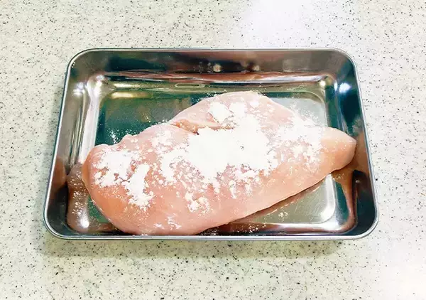 「鶏むね肉は”紅茶のティーバッグ”と蒸して！　驚くほどプリプリ柔らかくなる裏ワザ」の画像