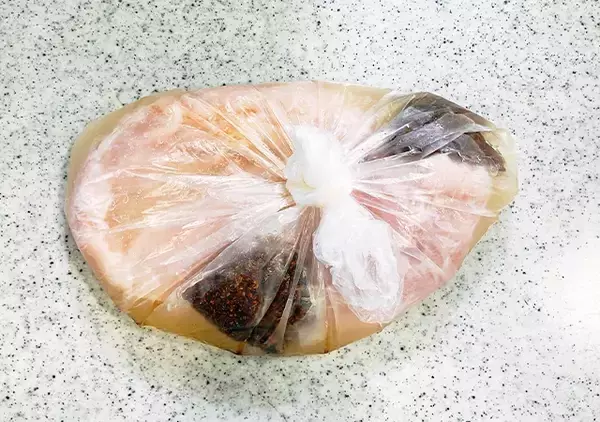 「鶏むね肉は”紅茶のティーバッグ”と蒸して！　驚くほどプリプリ柔らかくなる裏ワザ」の画像