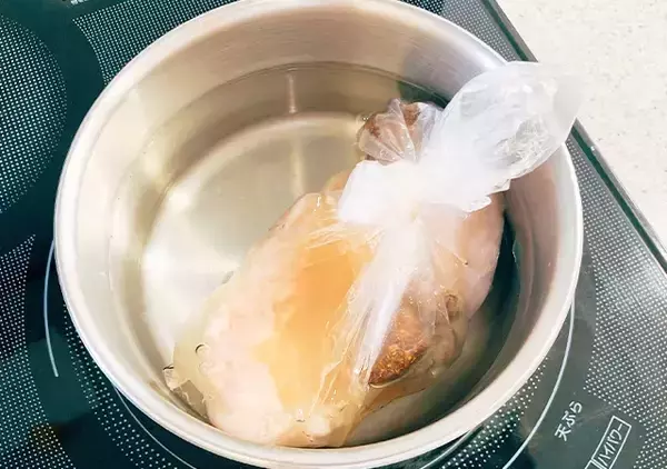 「鶏むね肉は”紅茶のティーバッグ”と蒸して！　驚くほどプリプリ柔らかくなる裏ワザ」の画像