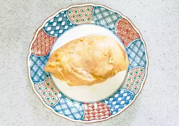 「鶏むね肉は”紅茶のティーバッグ”と蒸して！　驚くほどプリプリ柔らかくなる裏ワザ」の画像