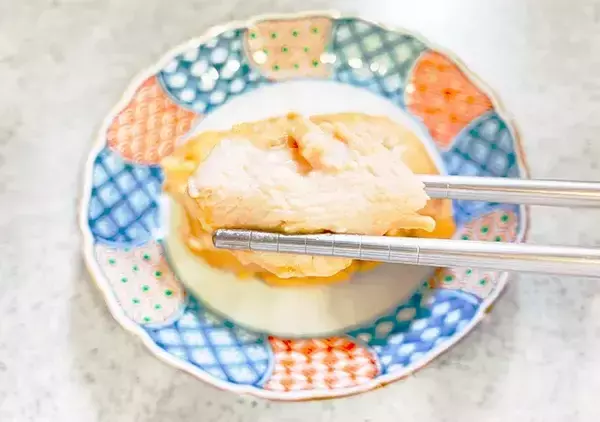 「鶏むね肉は”紅茶のティーバッグ”と蒸して！　驚くほどプリプリ柔らかくなる裏ワザ」の画像