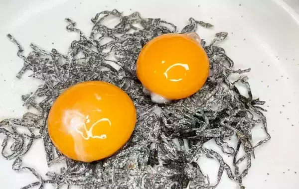 「1日寝かせるだけ！　塩昆布と卵で作るレシピに「めっちゃ簡単」「ご飯が進む」」の画像