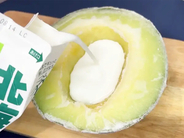 2つに割ったメロンを冷凍庫に入れて？　できた簡単おやつが、こちら！