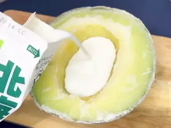 2つに割ったメロンを冷凍庫に入れて？　できた簡単おやつが、こちら！