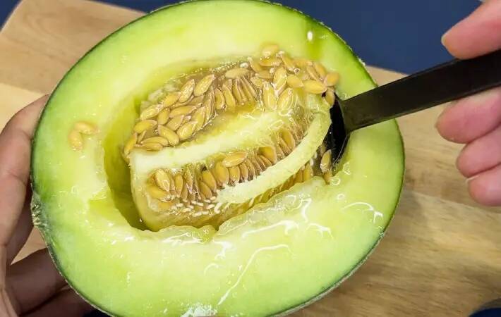 2つに割ったメロンを冷凍庫に入れて？　できた簡単おやつが、こちら！