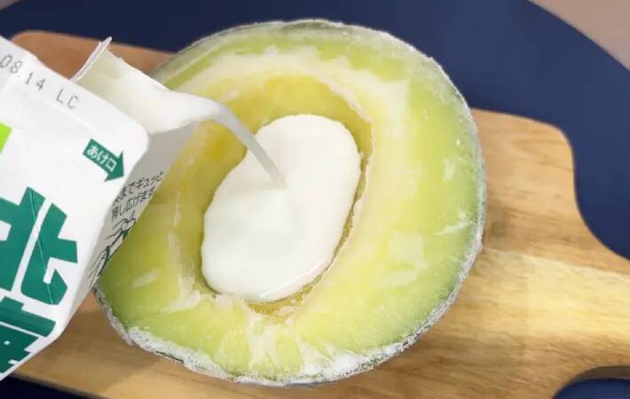 2つに割ったメロンを冷凍庫に入れて？　できた簡単おやつが、こちら！