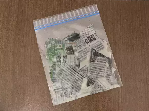 「濡らした新聞紙を袋に入れて凍らせるだけ！　夏に役立つ活用法が、こちら」の画像
