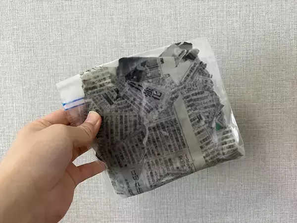 「濡らした新聞紙を袋に入れて凍らせるだけ！　夏に役立つ活用法が、こちら」の画像
