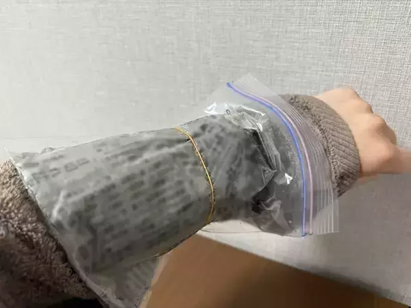 「濡らした新聞紙を袋に入れて凍らせるだけ！　夏に役立つ活用法が、こちら」の画像