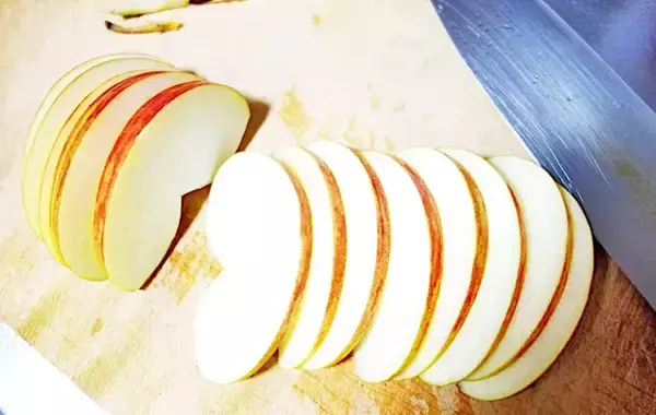 「リンゴをスライスして…？　できた簡単つまみに「子供が大喜び」「材料3つだけ！」」の画像