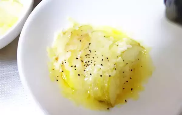 「リンゴをスライスして…？　できた簡単つまみに「子供が大喜び」「材料3つだけ！」」の画像