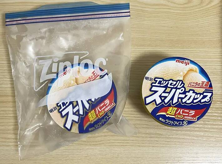 アイスがカチコチに固まらない裏ワザ？　『ジッパー袋に入れて保存』を検証
