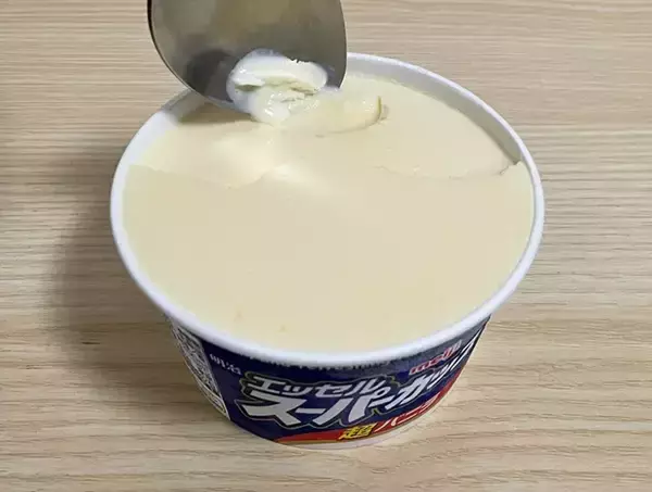 「アイスがカチコチに固まらない裏ワザ？　『ジッパー袋に入れて保存』を検証」の画像