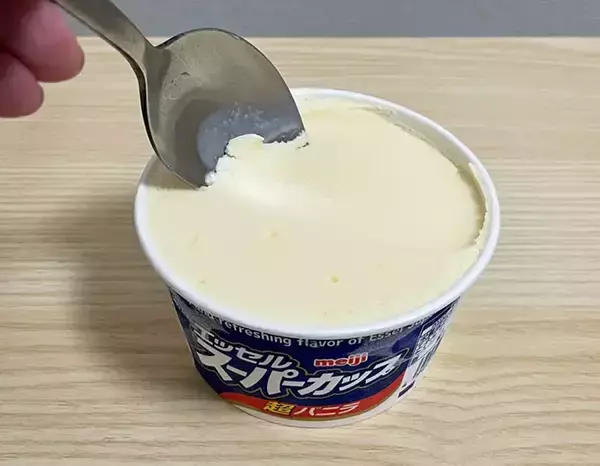 「アイスがカチコチに固まらない裏ワザ？　『ジッパー袋に入れて保存』を検証」の画像