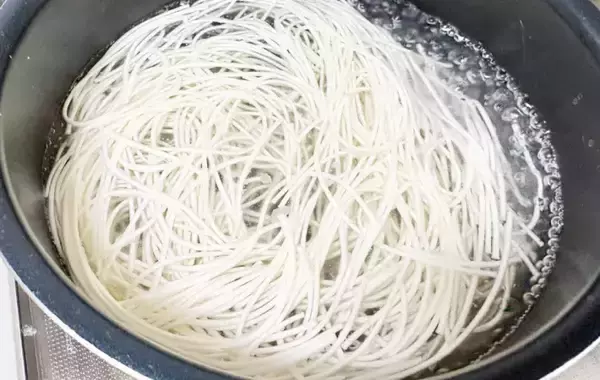 「卵液に『1束』混ぜてみて！　モチモチ食感のオムレツに「息子の箸が止まらない」」の画像