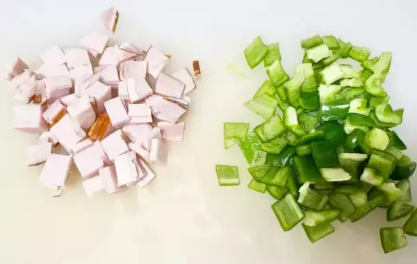 「卵液に『1束』混ぜてみて！　モチモチ食感のオムレツに「息子の箸が止まらない」」の画像
