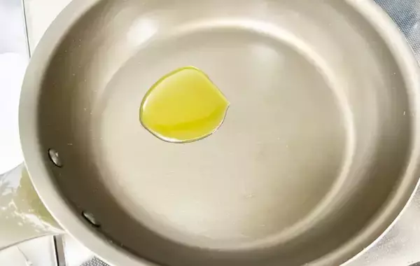 「卵液に『1束』混ぜてみて！　モチモチ食感のオムレツに「息子の箸が止まらない」」の画像