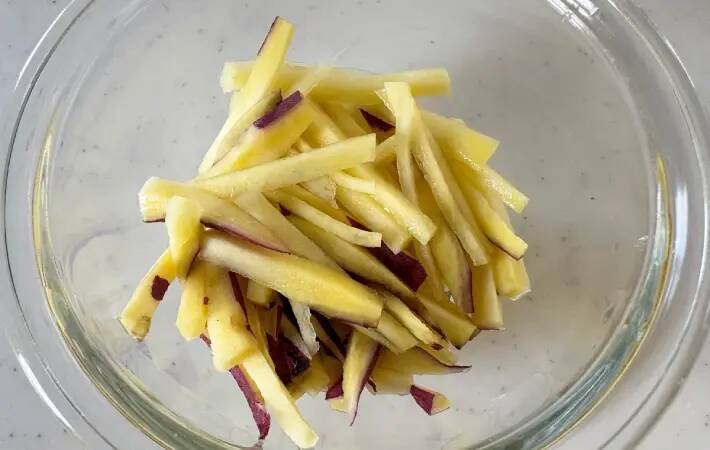 サツマイモを細切りにして…　10分で作れる簡単副菜に「甘さが引きたった」【作り置きレシピ】