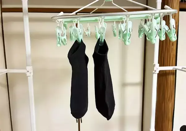 「トイレットペーパーの芯を『ハンガー』に装着すると？　衣類のプチストレス解消法が優秀」の画像
