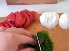 チーズがトロッ、トマトがジュワッ！　カプレーゼにひと手間加えた絶品料理とは？