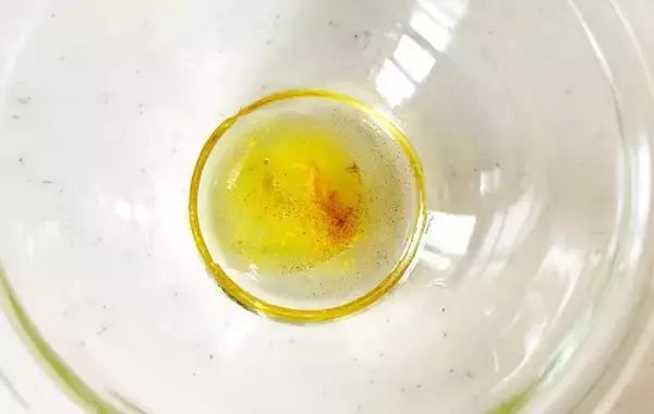 「もしかして捨ててない…？　納豆付属のからしが絶品ドレッシングに変身【アレンジレシピ】」の画像