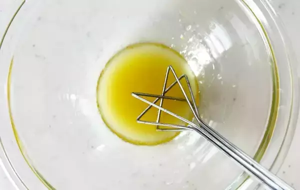 「もしかして捨ててない…？　納豆付属のからしが絶品ドレッシングに変身【アレンジレシピ】」の画像