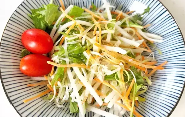 「もしかして捨ててない…？　納豆付属のからしが絶品ドレッシングに変身【アレンジレシピ】」の画像