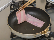 ベーコンを焼く時、油は引く？引かない？　プロに聞いた！カリッと香ばしくなる焼き方
