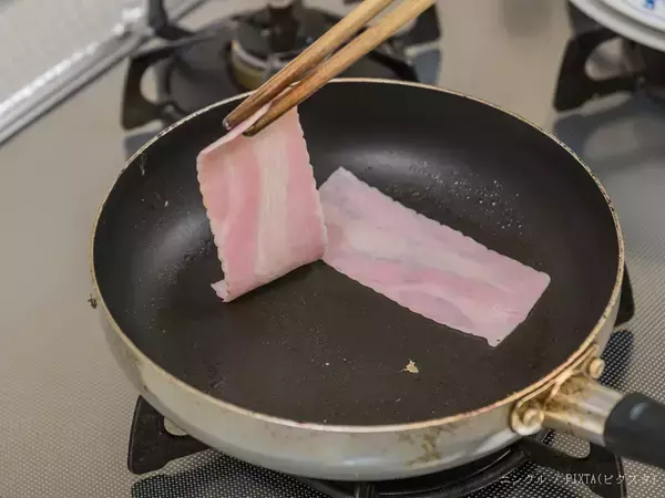 ベーコンを焼く時、油は引く？引かない？　プロに聞いた！カリッと香ばしくなる焼き方