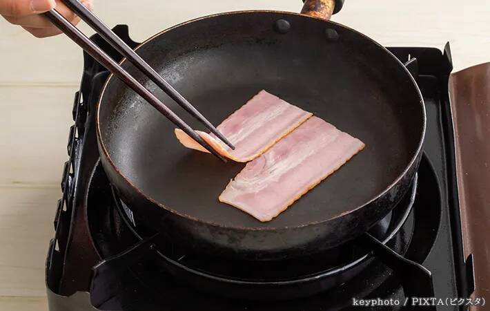 ベーコンを焼く時、油は引く？引かない？　プロに聞いた！カリッと香ばしくなる焼き方