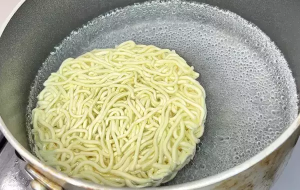 「インスタントラーメンに『小さじ4分の1』加えるだけ！　味の変化に「コクと深みが出た！」」の画像