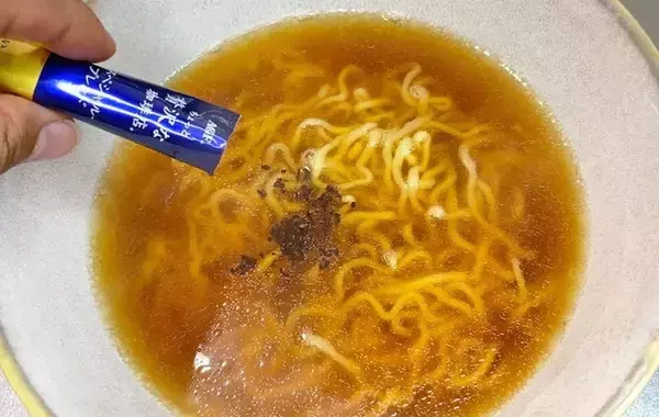 「インスタントラーメンに『小さじ4分の1』加えるだけ！　味の変化に「コクと深みが出た！」」の画像