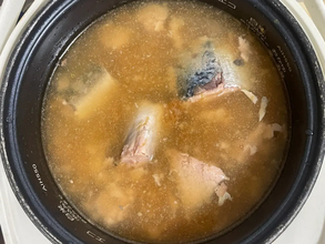 米2合に1瓶ドーンとかけて　炊き込みご飯のレシピに「コリコリ食感がクセになる」「おにぎりにもいい」