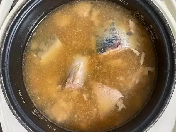 米2合に1瓶ドーンとかけて　炊き込みご飯のレシピに「コリコリ食感がクセになる」「おにぎりにもいい」
