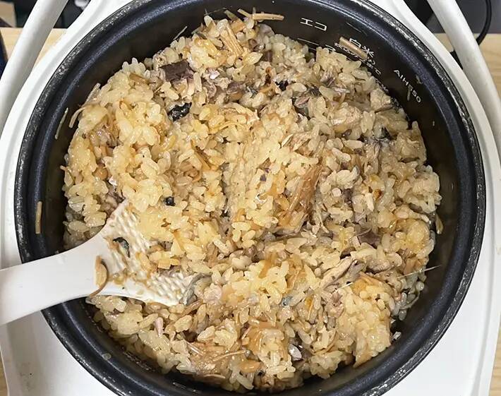 米2合に1瓶ドーンとかけて　炊き込みご飯のレシピに「コリコリ食感がクセになる」「おにぎりにもいい」
