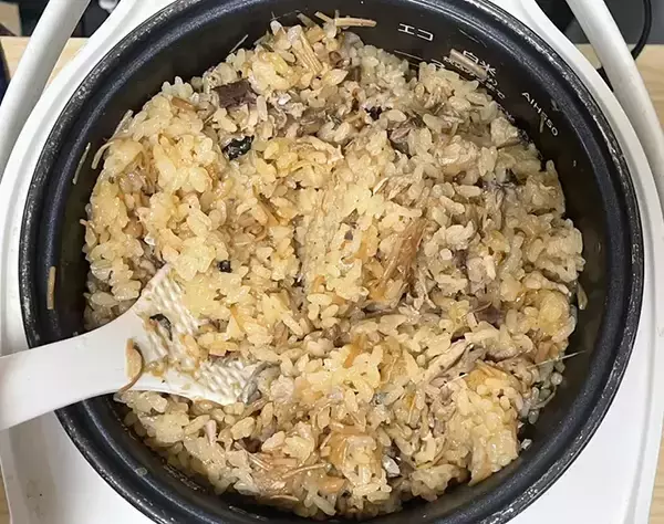 「米2合に1瓶ドーンとかけて　炊き込みご飯のレシピに「コリコリ食感がクセになる」「おにぎりにもいい」」の画像