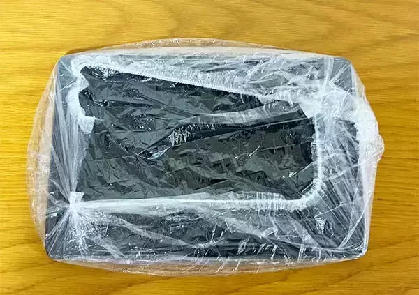 「余ってるシャワーキャップは『雨対策』で便利！　保護カバーとして使うアイディア」の画像