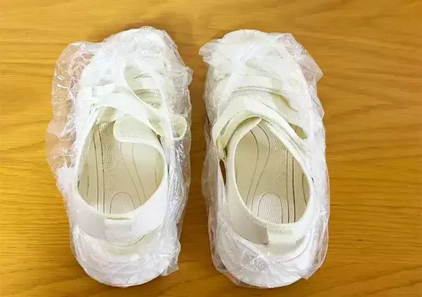 「余ってるシャワーキャップは『雨対策』で便利！　保護カバーとして使うアイディア」の画像
