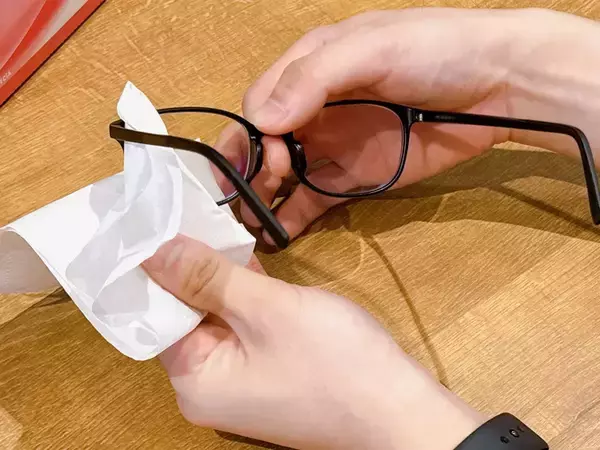 メガネをティッシュで拭くのはNG、じゃあ服の裾は？　やりがちなNG行動をZoffに聞いた