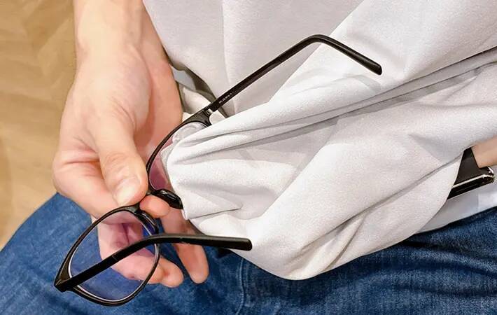 メガネをティッシュで拭くのはNG、じゃあ服の裾は？　やりがちなNG行動をZoffに聞いた