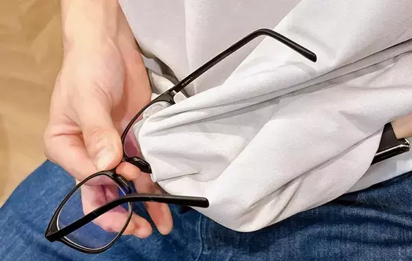 「メガネをティッシュで拭くのはNG、じゃあ服の裾は？　やりがちなNG行動をZoffに聞いた」の画像