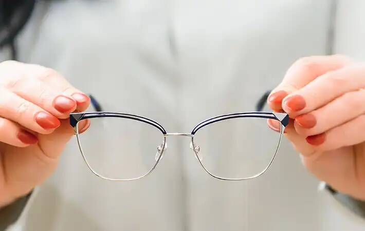 メガネをティッシュで拭くのはNG、じゃあ服の裾は？　やりがちなNG行動をZoffに聞いた