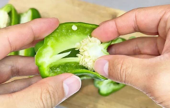 ピーマン、普通に切るのちょっと待って！　苦みを抑えるコツに「これほど差が出るとは」