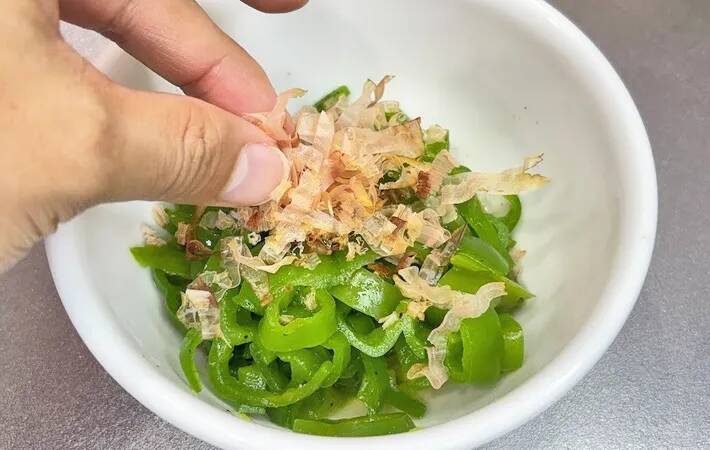 ピーマン、普通に切るのちょっと待って！　苦みを抑えるコツに「これほど差が出るとは」