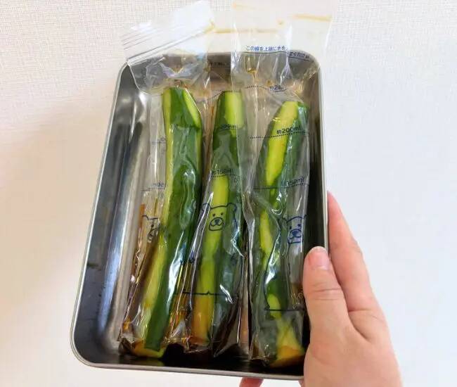 「これ、キュウリが入るのでは…」　ダイソー『氷棒』で試した使い方が、こちら