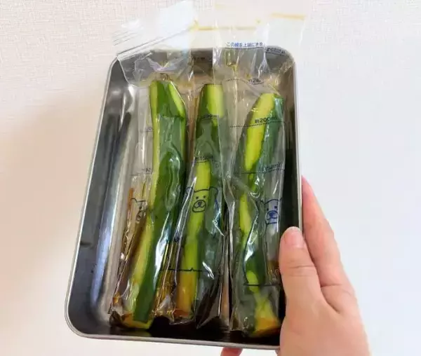 「「これ、キュウリが入るのでは…」　ダイソー『氷棒』で試した使い方が、こちら」の画像
